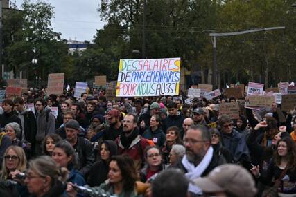 HAOS NA ULICAMA FRANCUSKE Uhapšeno 135 ljudi, na protestima desetine hiljada demonstranata