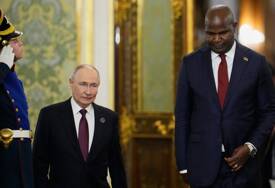 (FOTO) SVI GLEDAJU OVU FOTOGRAFIJU U NEVERICI Putin ugostio predsjednika Mozambika, jedan detalj je PRILIČNO UOČLJIV