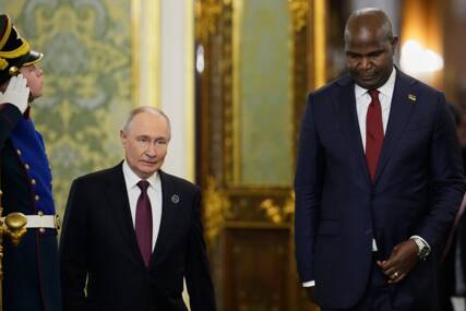 (FOTO) SVI GLEDAJU OVU FOTOGRAFIJU U NEVERICI Putin ugostio predsjednika Mozambika, jedan detalj je PRILIČNO UOČLJIV