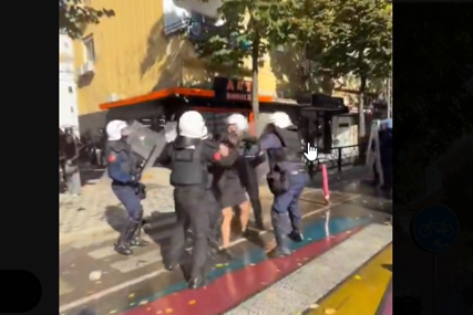 (VIDEO) HAOS U TIRANI Policija vodenim topovima rastjeruje studente, žestoki sukobi na ulicama