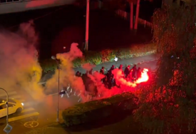 (VIDEO) Bakljada u centru Banjaluke: Navijači Borca napravili vatrenu uvertiru pred utakmicu