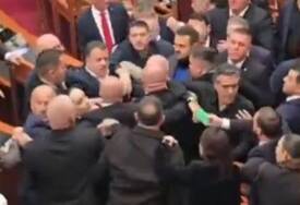 (VIDEO) OKRŠAJ U ALBANSKOM PARLAMENTU Poslanici se potukli tokom sjednice, opozicija optužuje Ramu za nasilje nad demonstrantima