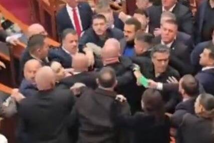 (VIDEO) OKRŠAJ U ALBANSKOM PARLAMENTU Poslanici se potukli tokom sjednice, opozicija optužuje Ramu za nasilje nad demonstrantima
