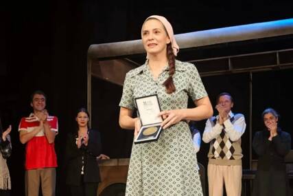 (FOTO) NAGRADA ZA NIKOLINU FRIGANOVIĆ Glumici "Zoranov brk" za ulogu u predstavi "Martin udio"