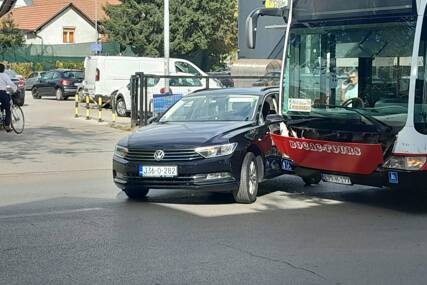Stvaraju se gužve: Sudar auta i autobusa u Banjaluci