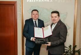 (FOTO) Budimir poklonio Stevandiću pištolj „Glock 19“: Zahvalnost za podršku i doprinos razvoju MUP RS