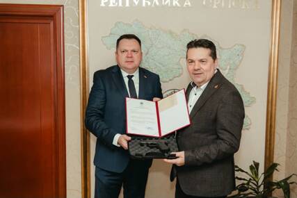 (FOTO) Budimir poklonio Stevandiću pištolj „Glock 19“: Zahvalnost za podršku i doprinos razvoju MUP RS