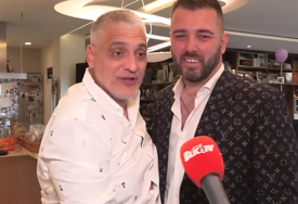 (VIDEO) I na rođendan plače: Aca Kos u suzama dočekuje goste, otvorio vrata stana, pa pokazao gdje živi sa Čedom