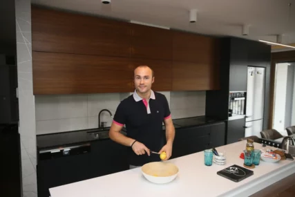 (FOTO) Od skromnog djetinjstva do luksuznog stana: Aleksandar Sofronijević sa doktorkom i kćerkom ŽIVI U SUVOM LUKSUZU od 150 kvadrata