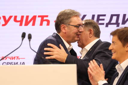 (VIDEO, FOTO) “Mile, nemoj plakati” Dodik i Vučić završili u pjesmi, mimovima i zajedničkom nastupu, a Brnabićeva ih bodri iz žirija 