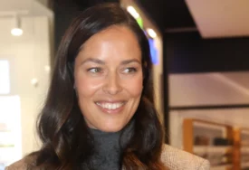 Ana Ivanović u VEČERNJEM IZLASKU u Beogradu: Zagrljena POZIRALA SA KUMOM, a evo gdje su provele veče