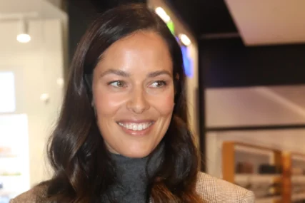 Ana Ivanović u VEČERNJEM IZLASKU u Beogradu: Zagrljena POZIRALA SA KUMOM, a evo gdje su provele veče