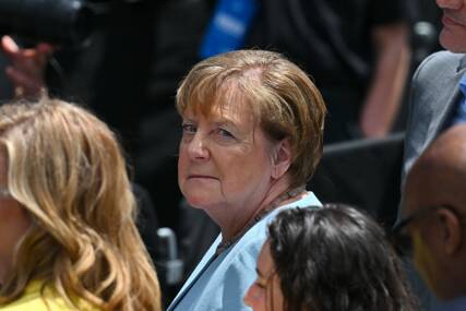 (FOTO) KAO SAV NORMALAN SVIJET Angela Merkel s kolicima u lokalnom supermarketu, svi gledali šta je kupila