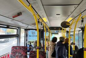 (FOTO) HOĆE LI IH JOŠ VIŠE KOŠTATI? Čekaju autobuse, guraju se, znoje i poručuju "PREVOZ JE LOŠ I TAČKA"
