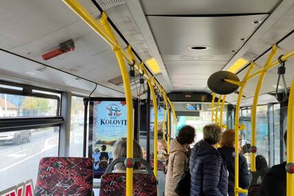 (FOTO) HOĆE LI IH JOŠ VIŠE KOŠTATI? Čekaju autobuse, guraju se, znoje i poručuju "PREVOZ JE LOŠ I TAČKA"
