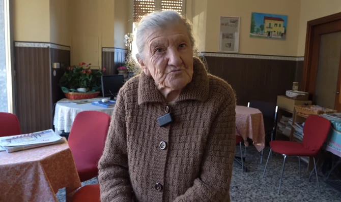 (VIDEO) Ima 102 godine, a svakog jutra otvara kafić: Baka Ana radi od 7 ujutru, a evo u čemu je njena tajna