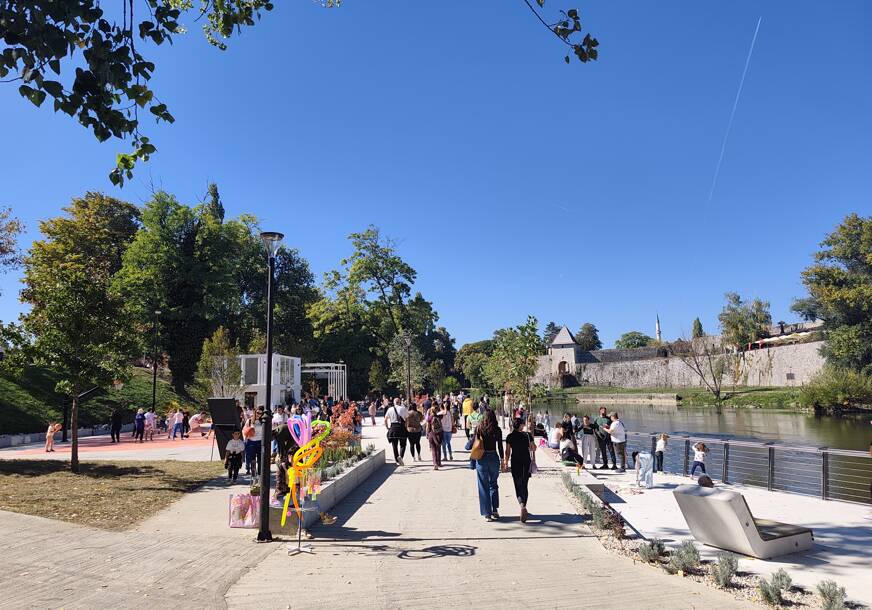 (VIDEO, FOTO) Za vas smo prošetali BANJALUČKOM RIVOM: Sugrađani "okupirali" Vrbas - šetali, pili kafu, pecali i pravili selfije