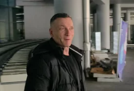 PREPOZNATLJIV OSMIJEH I CRNA KOMBINACIJA Bata Zdravković iznenadio pojavljivanjem na aerodromu