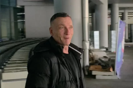 PREPOZNATLJIV OSMIJEH I CRNA KOMBINACIJA Bata Zdravković iznenadio pojavljivanjem na aerodromu
