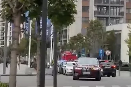 (VIDEO) RADNIK PRVO UGLEDAO RUKU, PA ONDA OSTATAK TIJELA Detalji užasa u centru Beograda, sumnja se da je žrtva strani državljanin