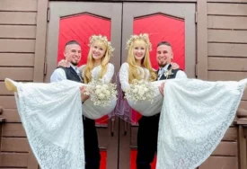 (FOTO) Vjenčali se istog dana, a godinama su krili brak: Jednojajčane bliznakinje UDALE SE ZA jednojajčane blizance