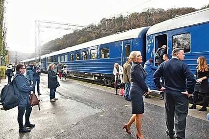 (VIDEO, FOTO) NEKADA JE BIO REZERVISAN ZA TITA Danas i obični putnici mogu da uživaju u luksuzu Plavog voza