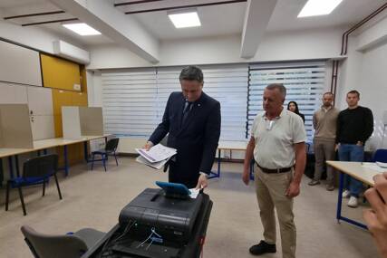 Denis Bećirović obavio građansku dužnost: Na glasanje u Tuzli stigao sa suprugom Mirelom