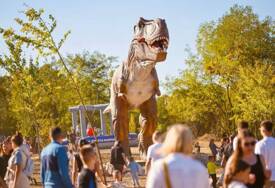 (FOTO) Dinosaurusi konačno stigli u Banjaluku: Nakon 20 mjeseci peripetija otvoren Dino park u Krčmaricama