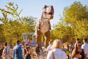 (FOTO) Dinosaurusi konačno stigli u Banjaluku: Nakon 20 mjeseci peripetija otvoren Dino park u Krčmaricama