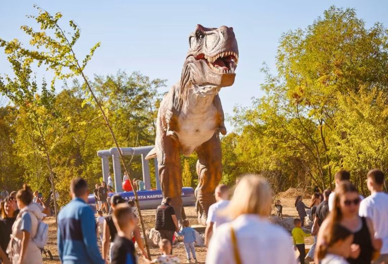 (FOTO) Dinosaurusi konačno stigli u Banjaluku: Nakon 20 mjeseci peripetija otvoren Dino park u Krčmaricama