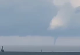 (VIDEO) NEVRIJEME STIŽE NA JADRAN Kod Poreča snimljena pijavica, meteorolozi upozoravaju na obilnu kišu