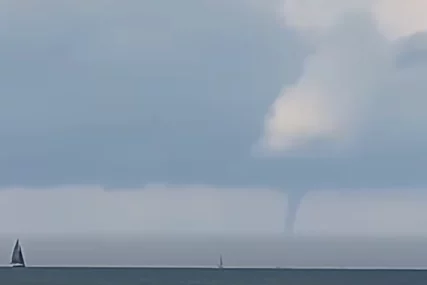 (VIDEO) NEVRIJEME STIŽE NA JADRAN Kod Poreča snimljena pijavica, meteorolozi upozoravaju na obilnu kišu