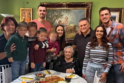(FOTO) Poznati košarkaš slavi slavu sa porodicom: Na stolu bogata trpeza, njegova supruga otkrila detalje njihovog privatnog života
