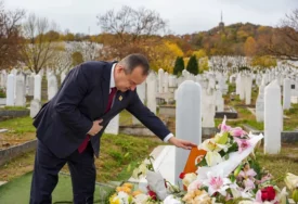(FOTO) Ivica Dačić objavio slike SA GROBA Halida Bešlića "Uz njegovu pjesmu sam se probudio iz kome"