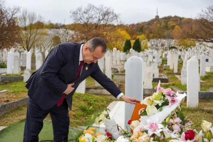 (FOTO) Ivica Dačić objavio slike SA GROBA Halida Bešlića "Uz njegovu pjesmu sam se probudio iz kome"