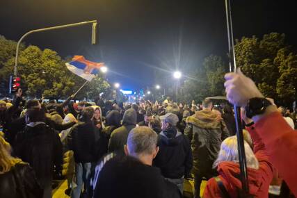 (VIDEO) Slavlje zbog pobjede studentske liste prelilo se i u Srpsku: Pjesma, zastave i vatromet u Banjaluci, slavilo se i u Trebinju