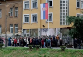 Nezapamćeno interesovanje za glasanje: Ispred Ambasade Srbije u Sarajevu dugačak red ljudi, strpljivo čekaju da glasaju