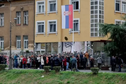 NEZAPAMĆENO INTERESOVANJE Ispred Ambasade Srbije u Sarajevu dugačak red ljudi, strpljivo čekaju da glasaju