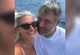 (FOTO) Slika iz dvorišta oduševila: Poznata glumica (50) se udala po trći put, a ovako sprema zimnicu