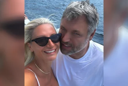 (FOTO) Slika iz dvorišta oduševila: Poznata glumica (50) se udala po trći put, a ovako sprema zimnicu