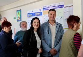 (FOTO) "Proces je malo sporiji nego inače" Trivićeva GLASALA U BANJALUCI, na biračko mjesto stigla sa suprugom