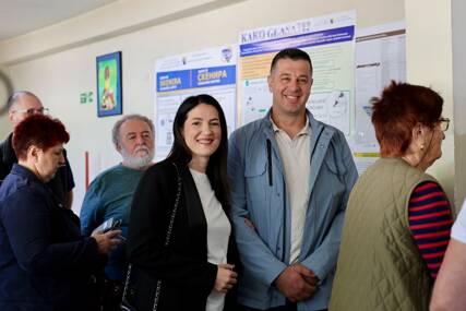 (FOTO) "Proces je malo sporiji nego inače" Trivićeva GLASALA U BANJALUCI, na biračko mjesto stigla sa suprugom