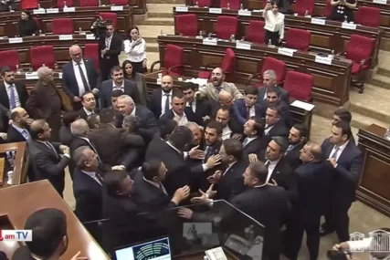 ŽESTOKI FIZIČKI OBRAČUN U SKUPŠTINI Poslanici se udarali i tukli u prenosu uživo, krvave poslanike odvozila Hitna pomoć