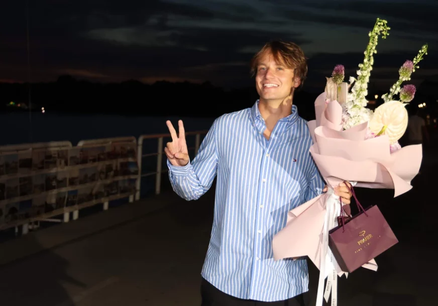 (VIDEO) Jakov Jozinović napunio 21 godinu: Torta sa fotografijom iz djetinjstva oduševila mladog pjevača