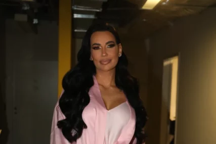 (VIDEO) "Samo jako" Katarina Grujić NA INFUZIJI tik pred koncert, muž se ne odvaja od nje
