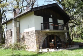 (FOTO) OVDJE JE PROVODIO SVOJE POSLJEDNJE DANE Evo kako danas izgleda vikendica Bate Živojinovića u podnožju Kosmaja