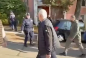 (VIDEO) HAOS U LAZAREVCU Policija dobila prijavu o automobilu punom bejzbol palica, nakon se sukobile dvije grupe građana