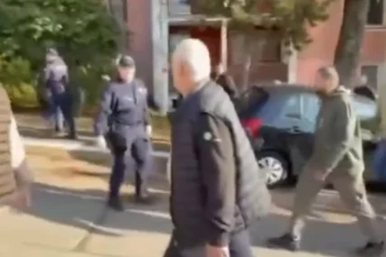 (VIDEO) HAOS U LAZAREVCU Policija dobila prijavu o automobilu punom bejzbol palica, nakon toga sukobile se dvije grupe građana