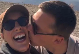 (FOTO)"AJDE, KAO TI SI MI DEČKO" Voditeljka uživa pored bogatog biznismena, sve puca od ljubavi
