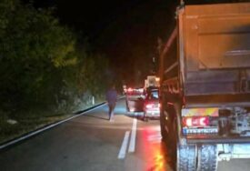 (FOTO) OBUSTAVLJEN SAOBRAĆAJ Težak sudar na putu Banjaluka-Mrkonjić Grad